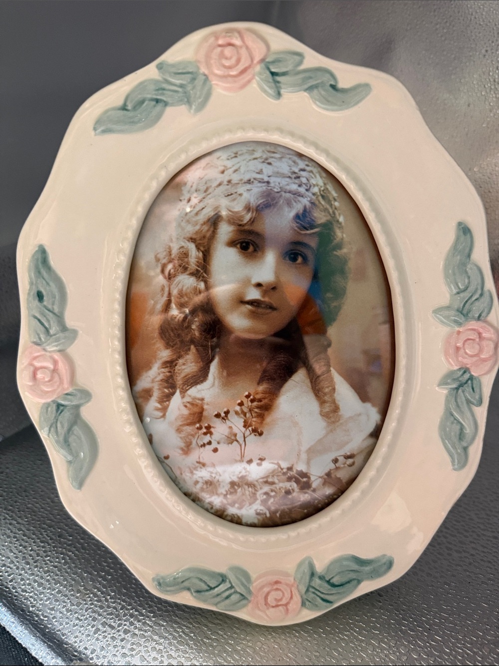 Vintage Decorative Gorgeous Oval 3D Pink Rose Ceramic Picture Frame.